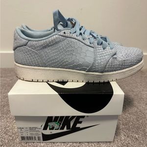 Jordan 1 Retro Low Snakeskin Print Baby Blue Size 7Y (Women’s 8.5)